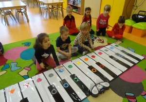 Troje dzieci gra na instrumencie kolor piano.